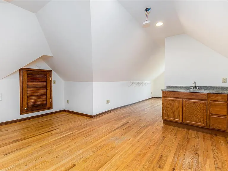 910 University Ave — Photo 23