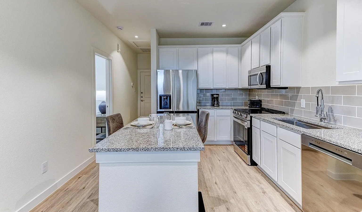 2 bed, 2.0 bath, 852 sqft, $2,150 — Photo 3