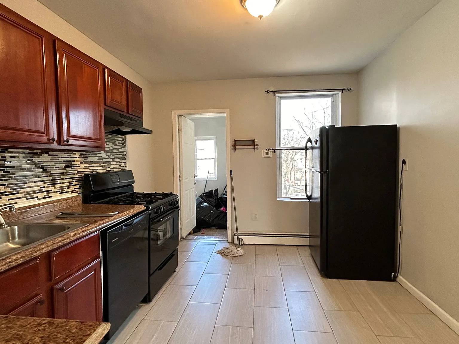 3 bed, 900 sqft, $2,500 — Photo 1