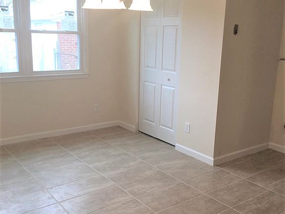 Dining w/ walk in pantry