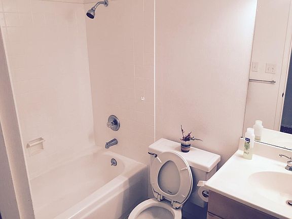 4th image of 321 Bellevue Way SE APT 402