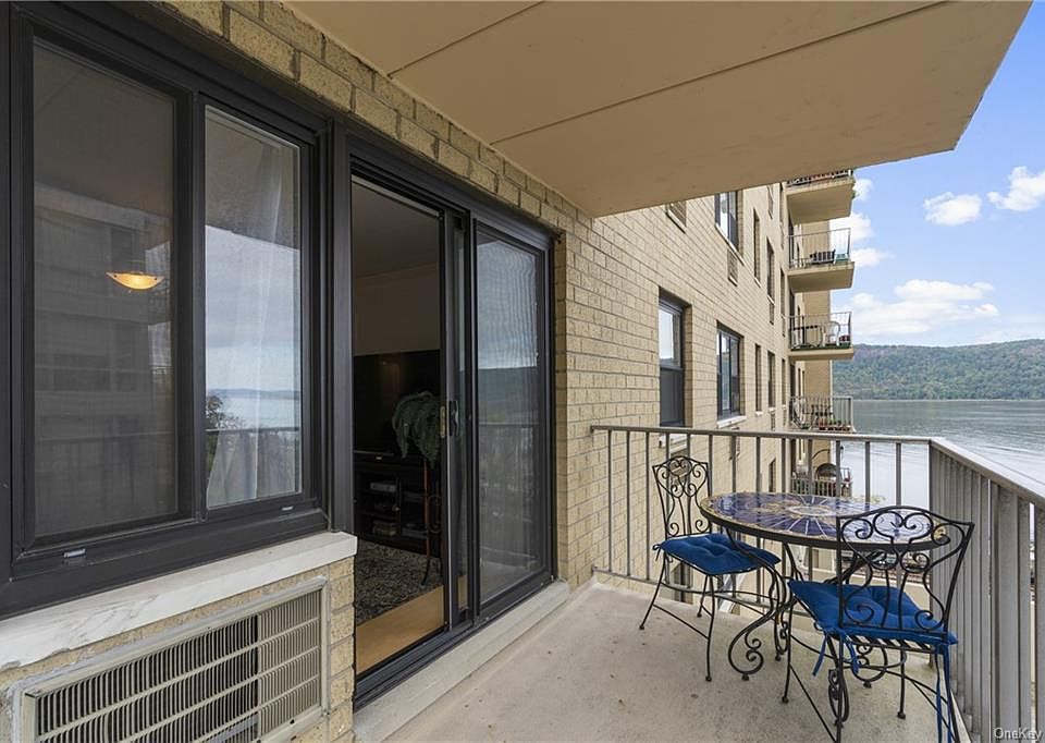 1st image of 1085 Warburton Ave APT 221