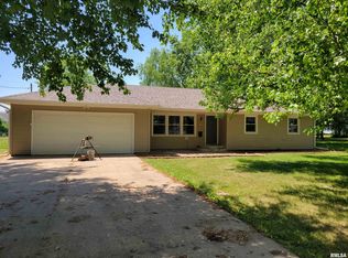 106 Parkway Dr, Carthage, IL 62321