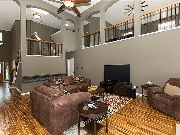 3rd image of 2202 Campbellcroft Dr