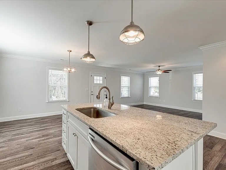 1109 Pond St SE — Photo 9