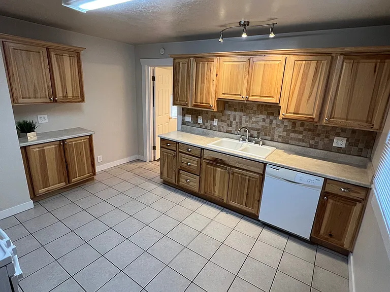 2622 S Green St — Photo 8