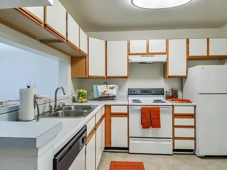 Stonegate Apartments — Photo 14
