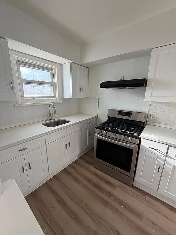 3 bed, 2.0 bath, 1000 sqft, $2,600 — Photo 2
