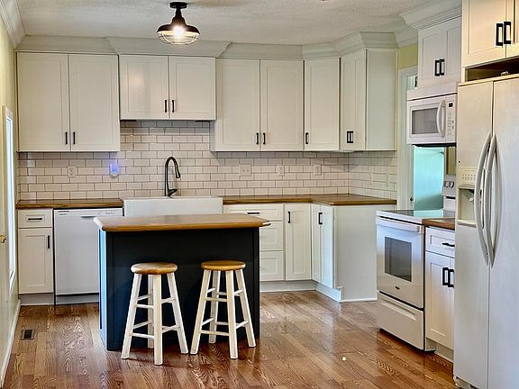 3rd image of 2427 Georgia Ln