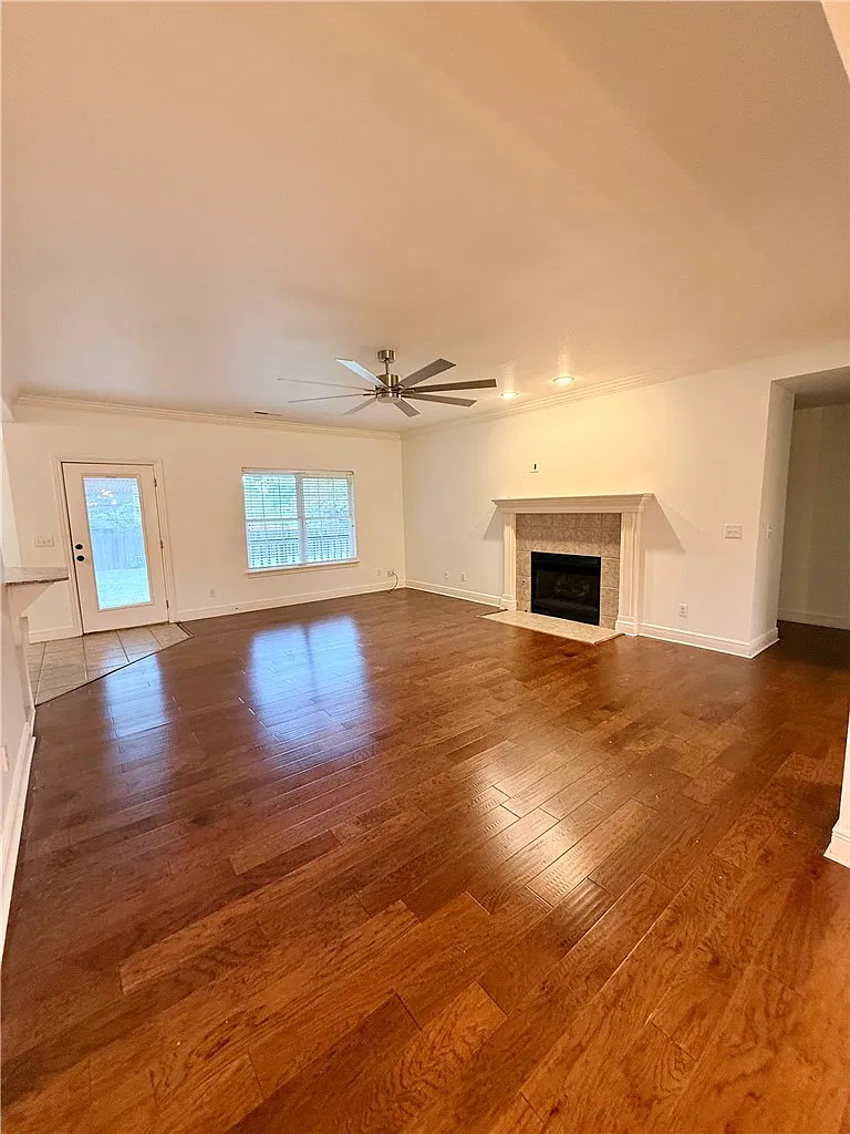 4 bed, 3.0 bath, 2475 sqft, $2,600 — Photo 4