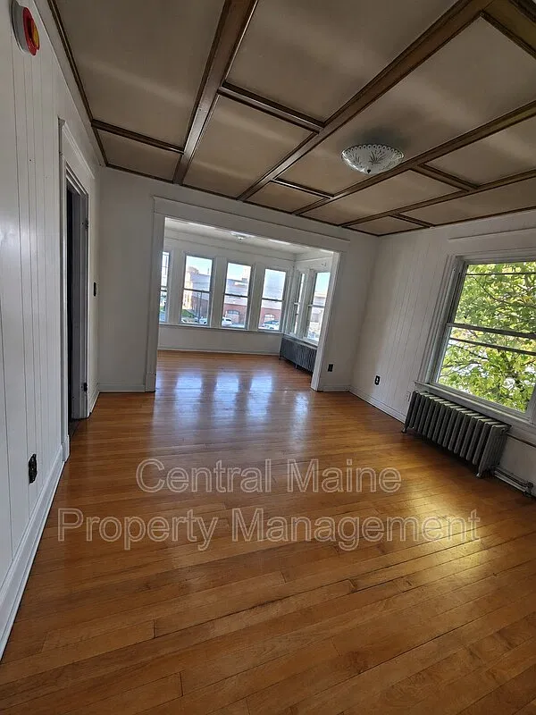 4 bed, 1.0 bath, $1,695 — Photo 1
