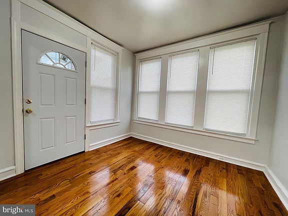 4th image of 102 W Spencer Ave