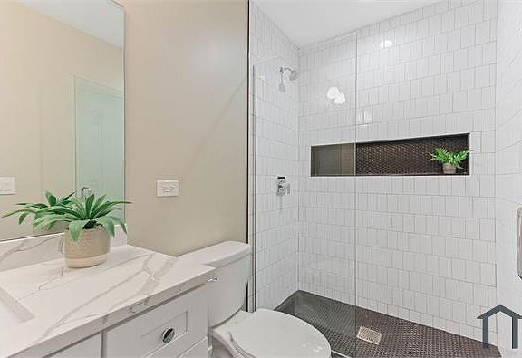 5th image of 2901 N Milwaukee Ave #2M