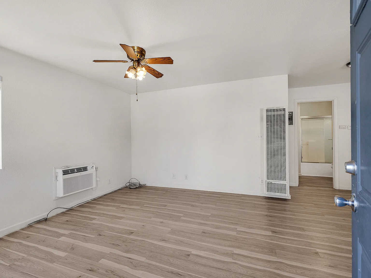 4067 Vineyard Avenue - 5 — Photo 2