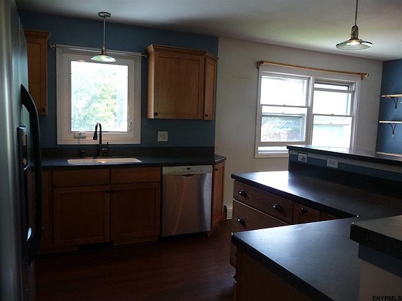 3rd image of 16 Pinewood Dr