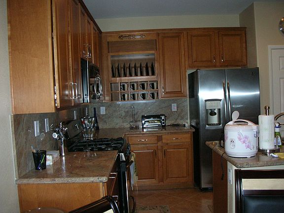 kitchen w/ island
