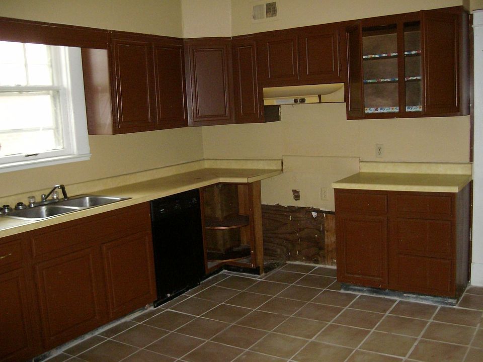 2nd image of 795 Garland St