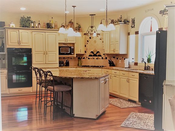 3rd image of 1081 Clubhouse Dr