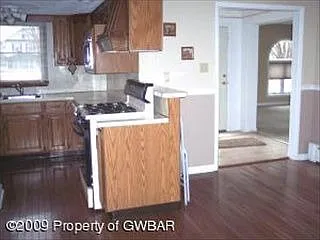 240 Pringle St photo 1