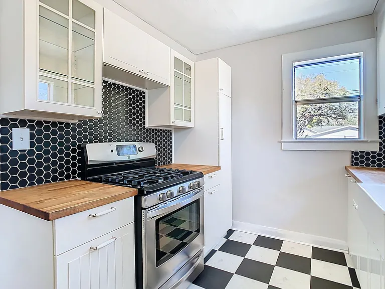 401 E Lambright St — Photo 14
