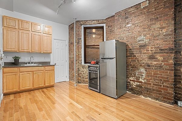 1st image of 626 E 9th St APT 1FW