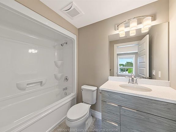 5th image of 955 Ouellette Ave #401