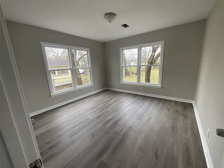 302 S 5th St — Photo 16