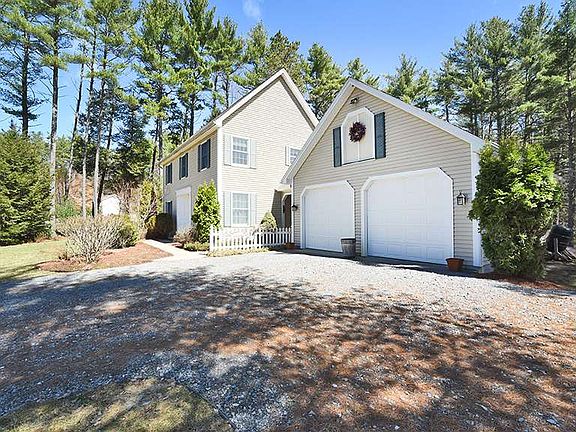 4th image of 12 Squire Cir