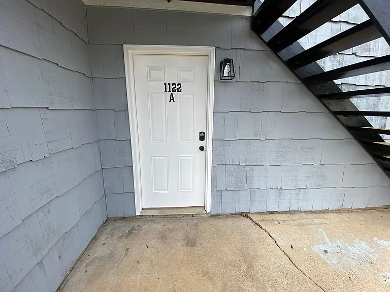 1122 W Hancock Ave #A — Photo 3