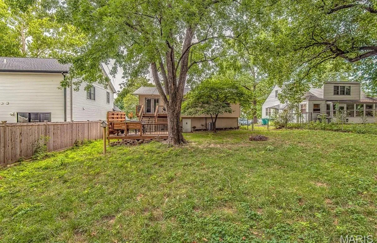 Brentwood 3 bed 2 bath House with Huge, Private Fenced Backyard! All Animals Welcome! — Photo 3