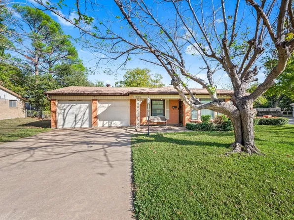 900 Russell Ln, Bedford, TX 76022