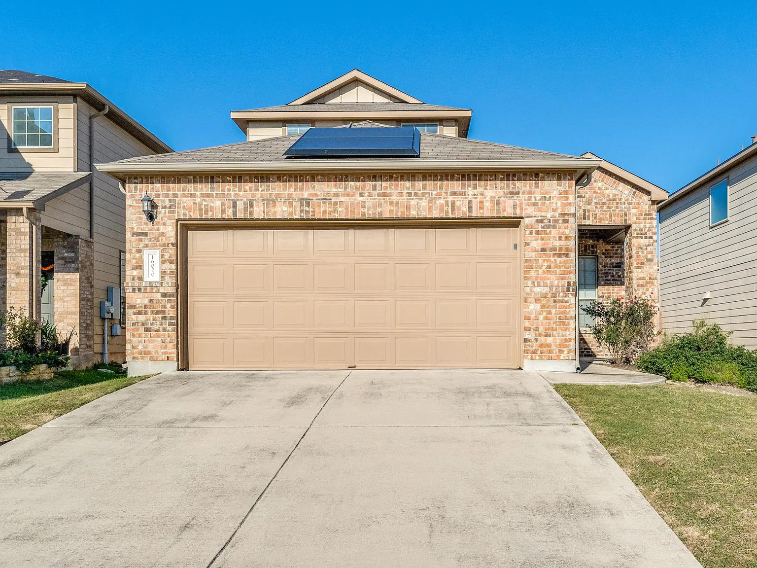 3 bed, 2.5 bath, 1819 sqft, $2,395 — Photo 2