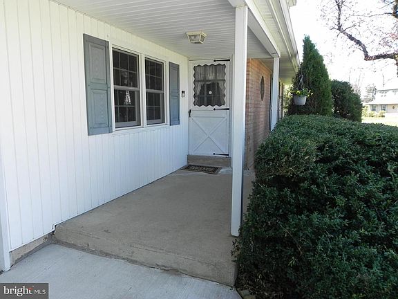 2nd image of 3328 Altamont Dr