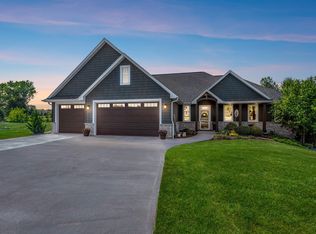 W7500 Cross Country Ln, Hortonville, WI 54944