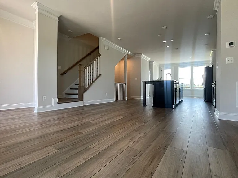 4006 Varick St — Photo 4