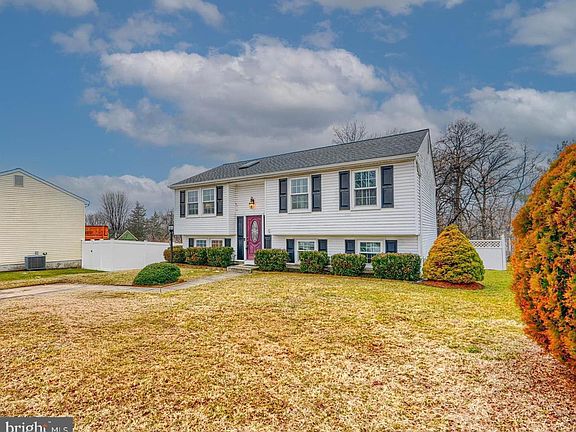 2nd image of 8908 Goldentree Ln