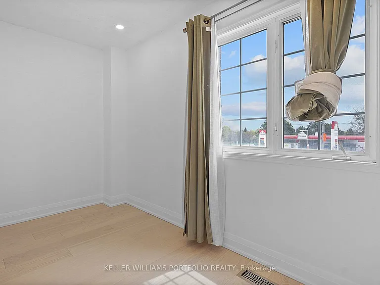 9542 Sheppard Ave E — Photo 23