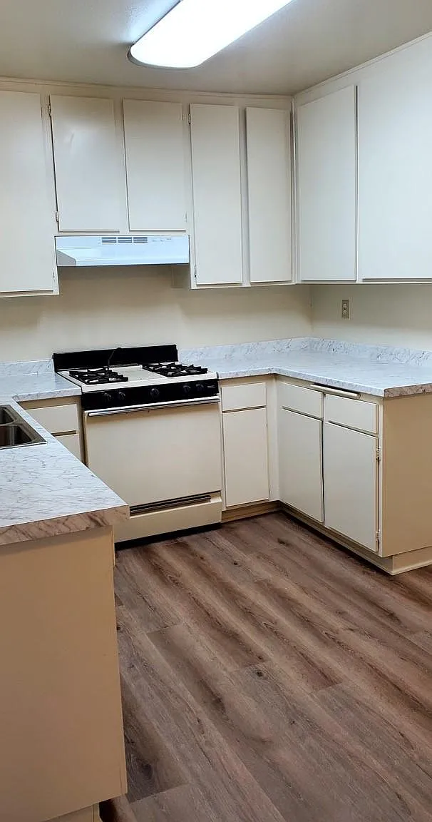 4916 Rosewood Ave — Photo 1