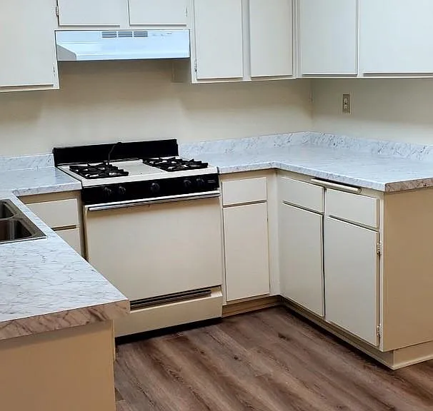 4916 Rosewood Ave — Photo 1
