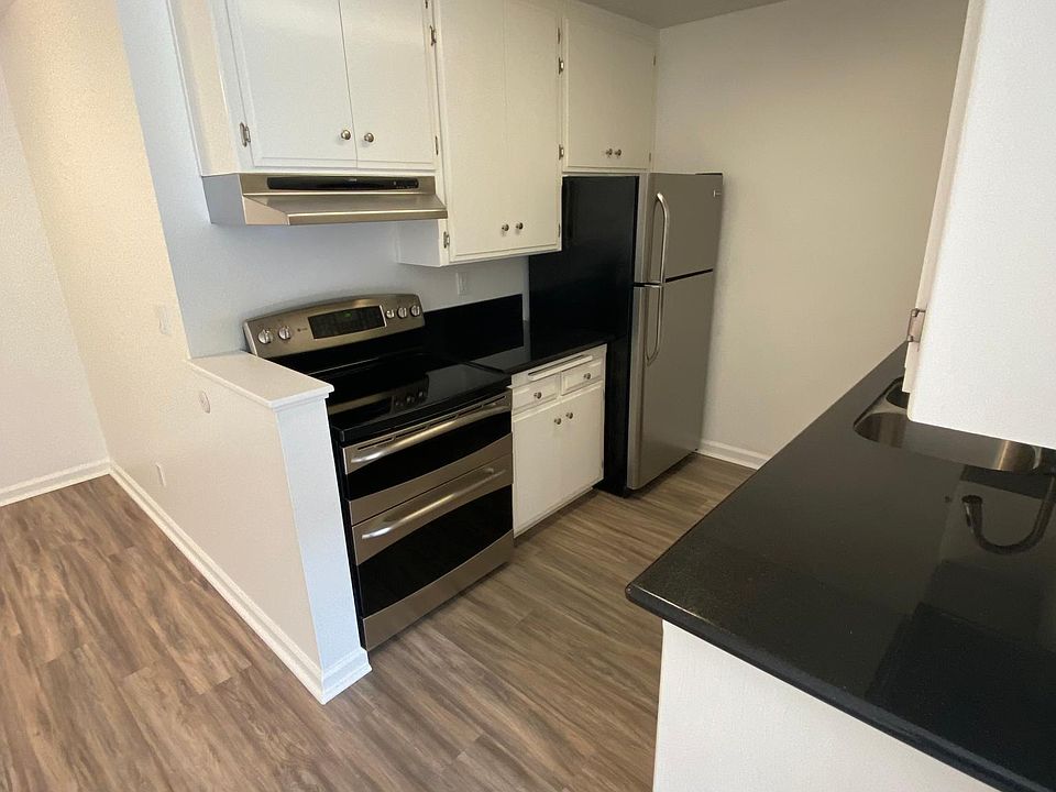 Kitchen left; Double oven