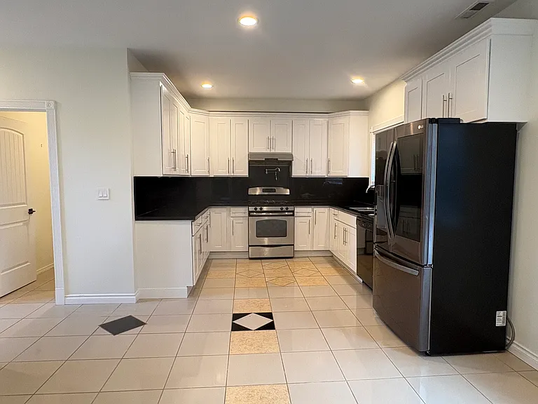 2556 S Eddy St — Photo 8