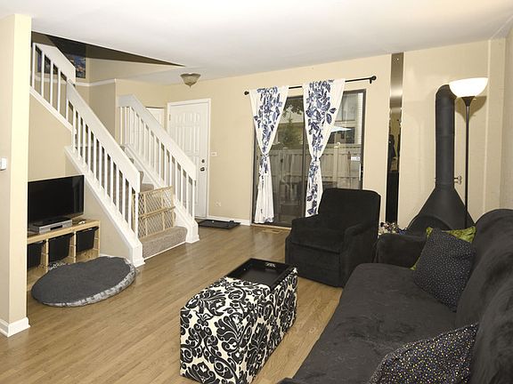 3rd image of 1028 Emerald Dr