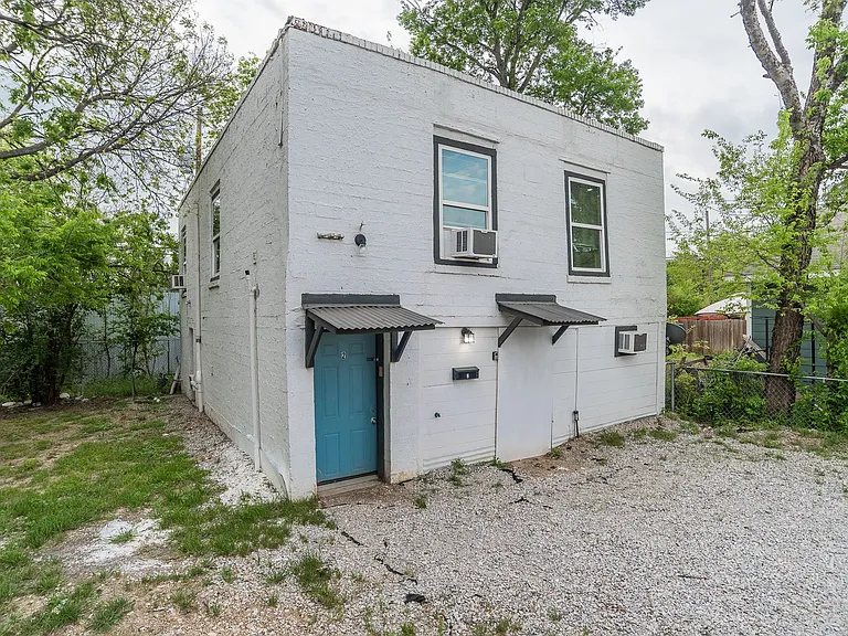 2737 Stuart Dr — Photo 4