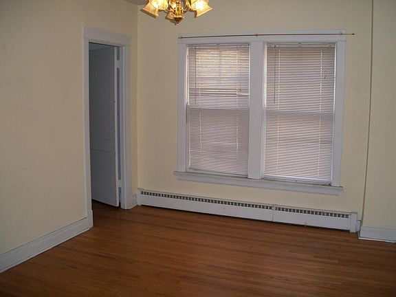 4th image of 2248 W Byron St Floor 1