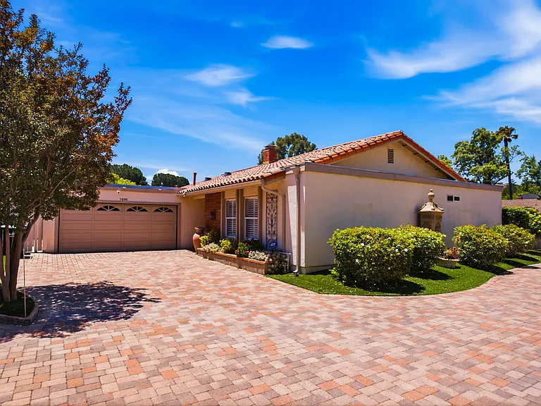 1090 Elfstone Ct — Photo 36