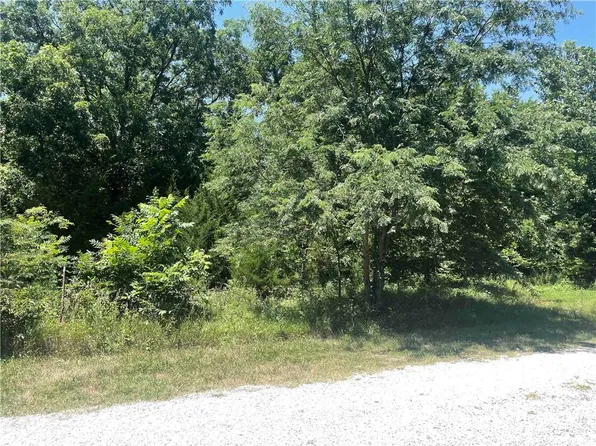 33 Itasca Ln, Linn Valley, KS 66040