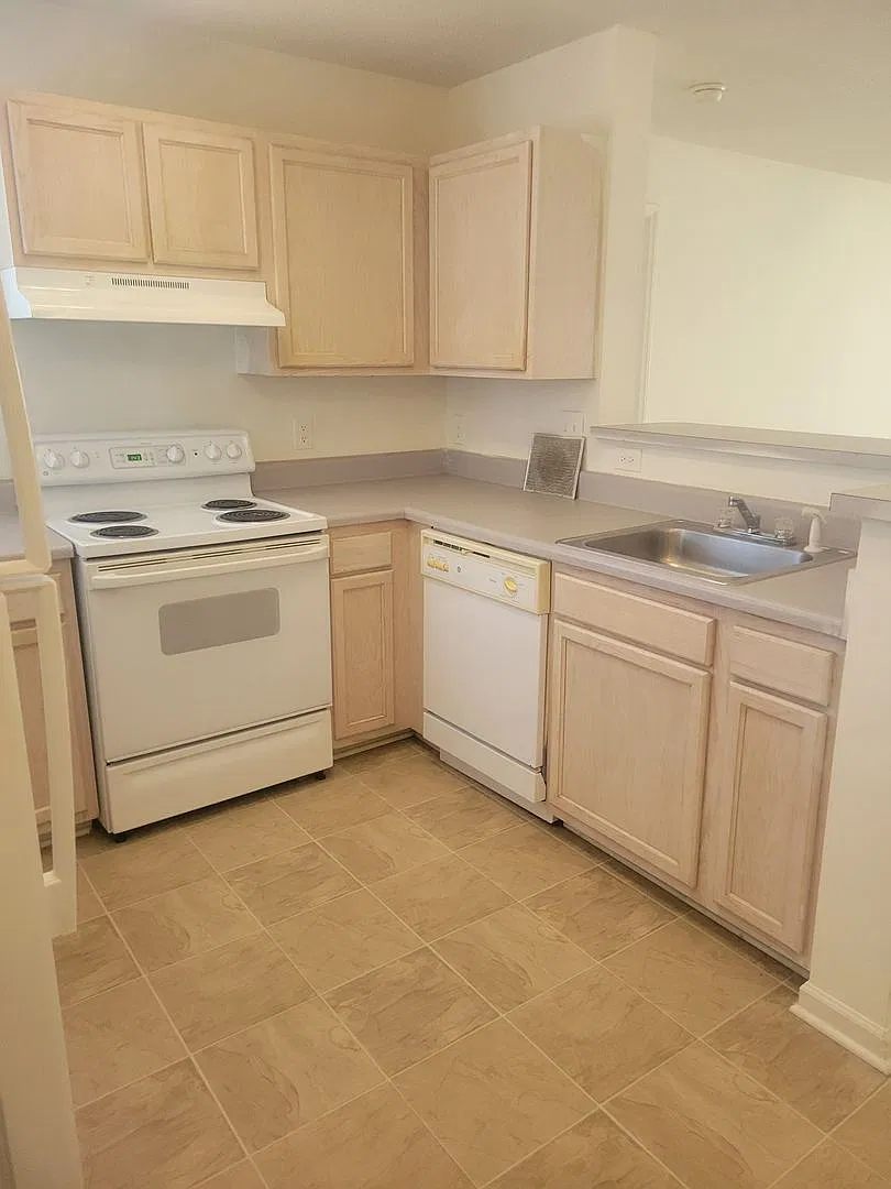 University Woods- Rare 3 Bed 3 Bath room rental available NOW! $120 application fee credited to f... — Photo 2