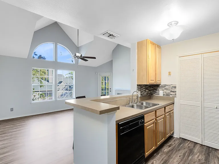 6178 Westgate Dr #304 — Photo 7