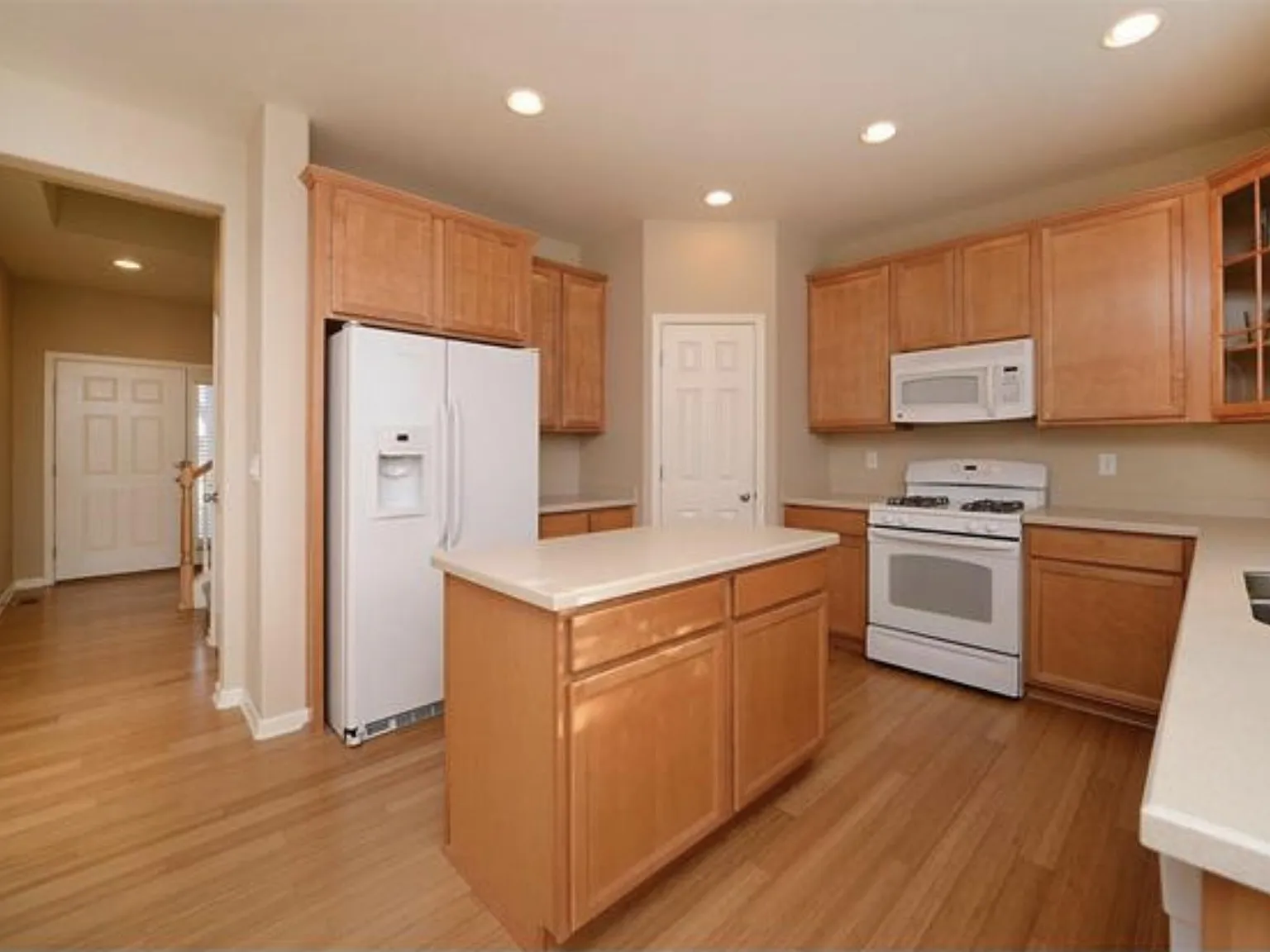 768 Graham Cir — Photo 2