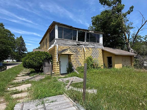 3rd image of 817 Thresher Ave